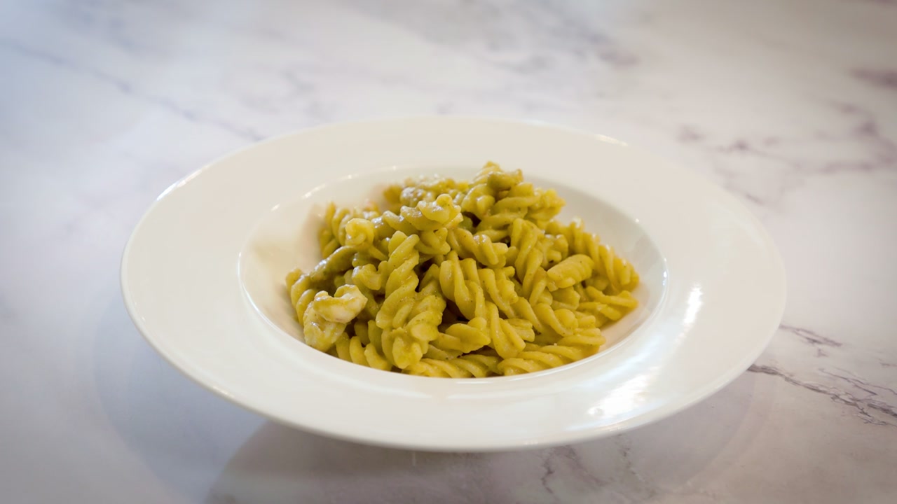 Fusilli al gambero rosa, zucchine e pistacchio