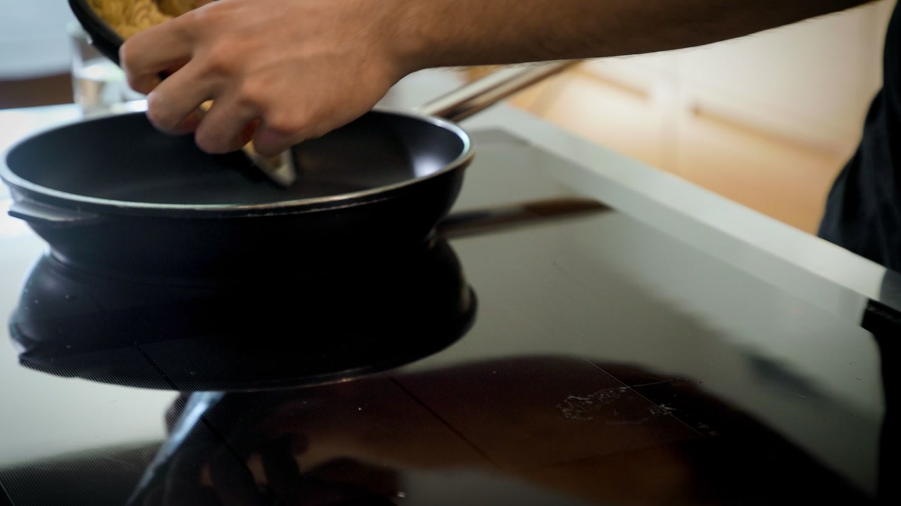 Trasferisci il prodotto in padella